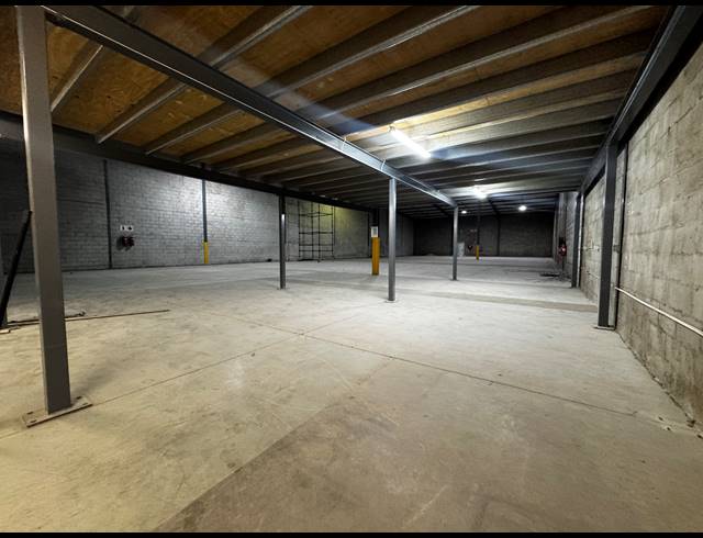 1,069M² WAREHOUSE TO LET IN BRIARDENE